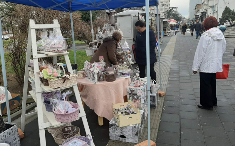 Na trgu u Bijeljini široka lepeza poklona za dame
