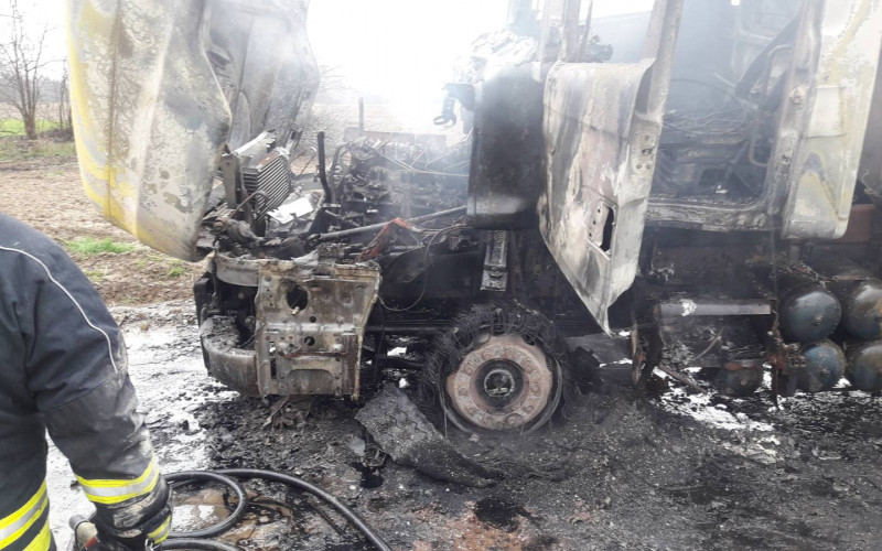 Izgorio kamion preduzeća „Bijeljina put“ /FOTO/
