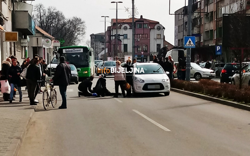 Nezgoda u centru Bijeljine, udarena žena na pješačkom