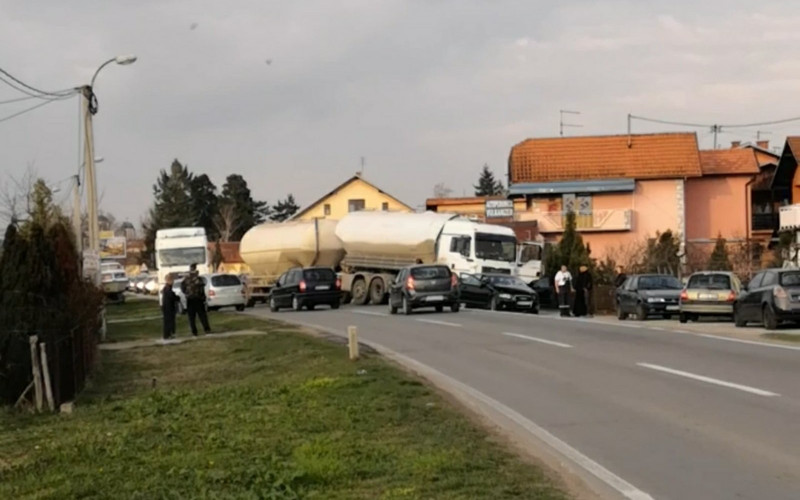 Dvorovi: Sudar cisterne i auta, saobraćaj otežan