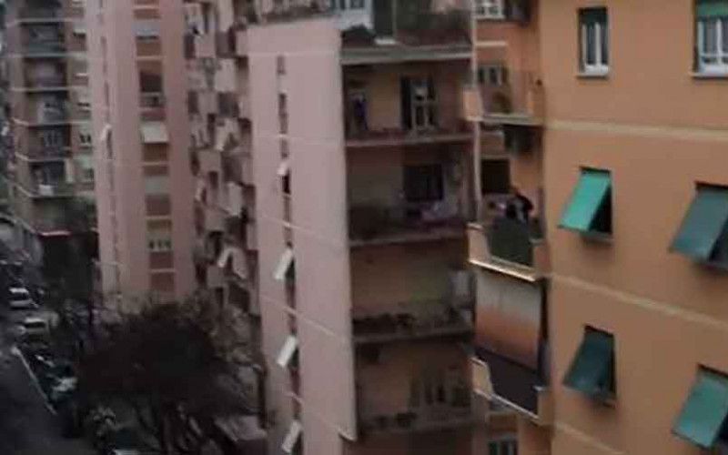 Pustim ulicama Italije zaorila se pjesma: Izašli na balkone i aplaudirali medicinskim radnicima