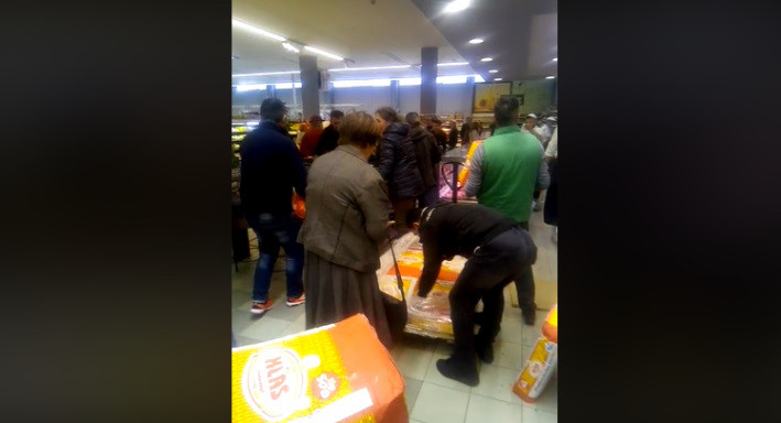 Strašna scena u Tuzli: Paleta brašna nestaje za 20 sekundi (VIDEO)