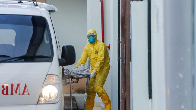 Preminuo muškarac koji je prijetio da će raširiti virus