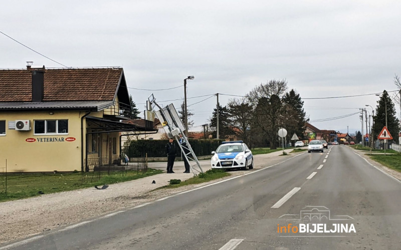 Dvorovi: Povrijeđen vozač pasata, udario u saobraćajni znak pa u betonsku ogradu