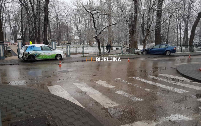 Sudar u centru Bijeljine, jedan automobil završio u gradskom parku /FOTO