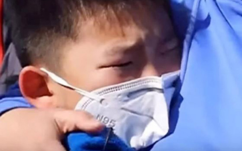 VIDEO KOJI JE RAZNJEŽIO SVIJET: Sin ugledao majku nakon 29 dana izolacije