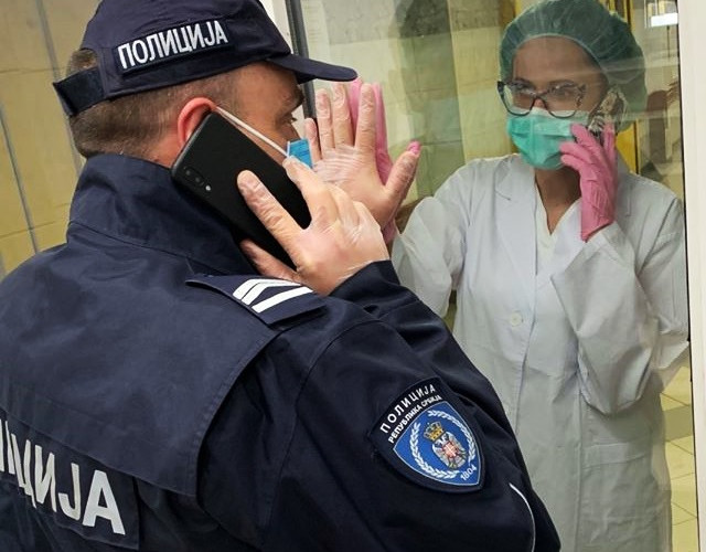 Fotografija rasplakala Srbiju: Policajac se oprašta od supruge