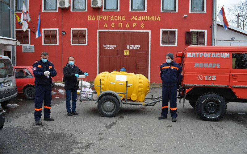 Lopare: Građani od danas mogu da preuzmu besplatno dezinfekciono sredstvo /FOTO/