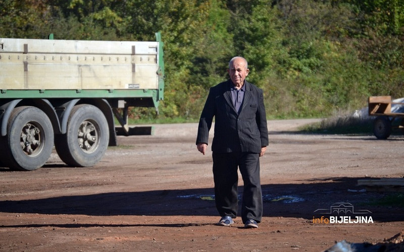 Djed Jova iz podmajevičkog sela čuva stari zanat: Čitav život proveo u ciglanama /FOTO/