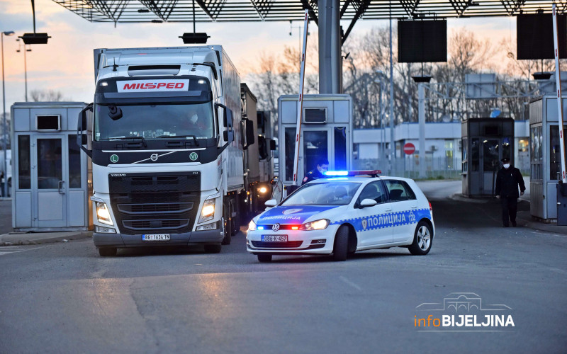 STIŽE POMOĆ IZ SRBIJE Prvi kontingent prešao granicu u Rači, večeras u Banjaluci /FOTO/
