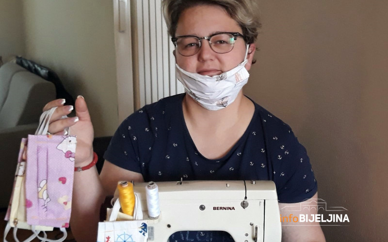 Bijeljina: Nina Ciganović šije i poklanja zaštitne maske /FOTO/