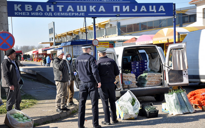 Bijeljina: Tezge „preselili“ ispred ulaza u pijacu, policija ih upozorila da zbog zabrane ne mogu prodavati robu