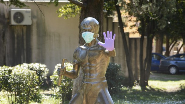 Mostarski Bruce Lee dobio zaštitnu masku i rukavice da ga štite od koronavirusa