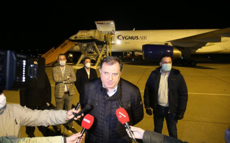 “PRIPREMAMO SE ZA EKSPANZIJU VIRUSA” Dodik dočekao avion sa dijelovima za bolnicu