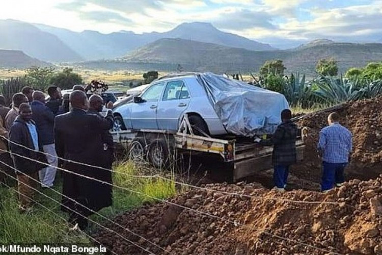 Tražio da bude sahranjen u mercedesu