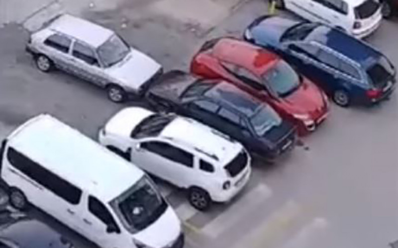 Nepropisno parkiranje u Sarajevu: Izgurao drugo vozilo jer mu je blokiralo prolaz