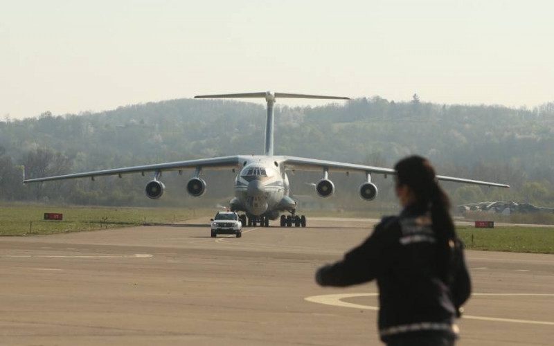 STIGLA POMOĆ OD RUSA Avion sa medicinskom opremom sletio na banjalučki aerodrom