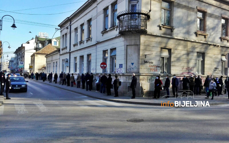 ISPLATA PENZIJA Ogromne gužve ispred banaka i bankomata u Bijeljini /FOTO/
