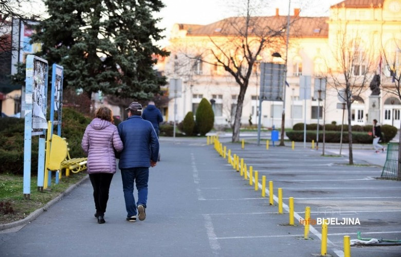 NOVA MJERA Na javnim mjestima zabranjeno okupljanje više od tri osobe