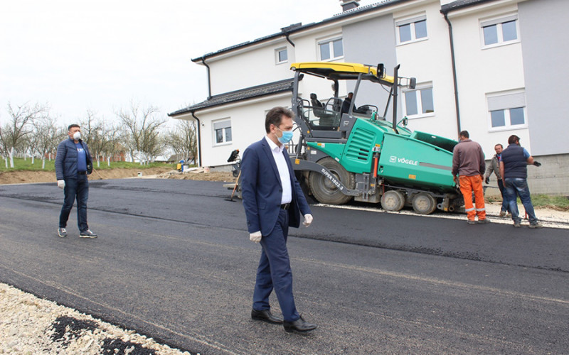 U Ugljeviku asfaltiran put i parking kod Doma za stare osobe