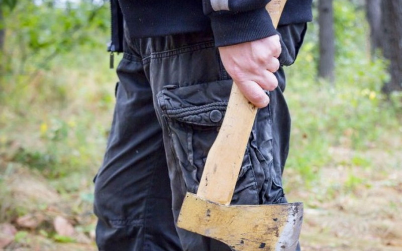 Prijetio sjekirom pa pokušao spriječiti policajce na intervenciji