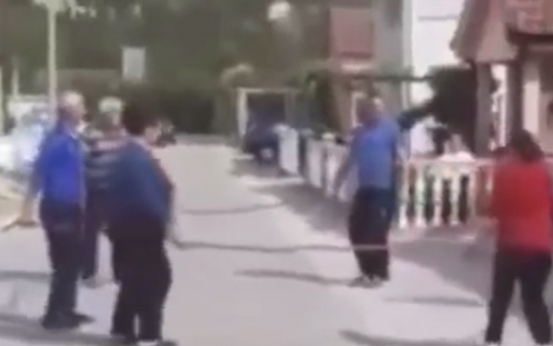 Kolo u doba korone: Zaigrali poštujući socijalnu distancu