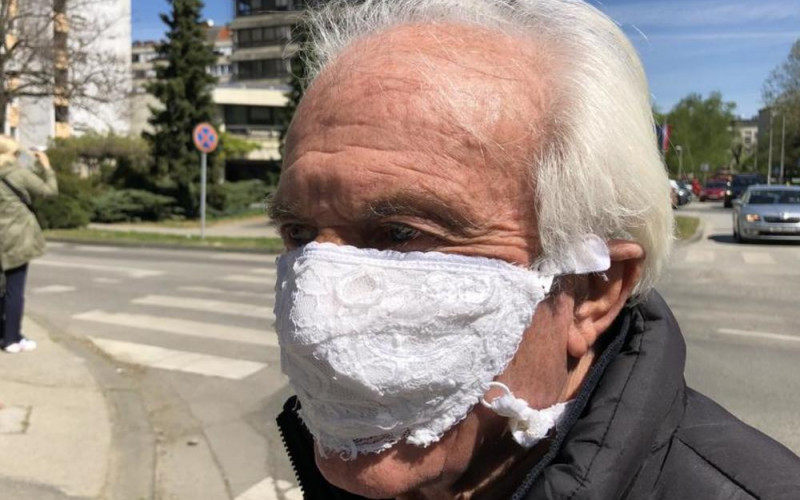 Drago umjesto maske nosi ženin čipkani grudnjak na licu