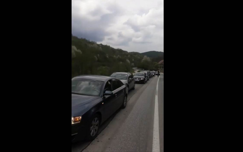 Velika kolona ispred benzinske pumpe u Travniku zbog niske cijene goriva (VIDEO)