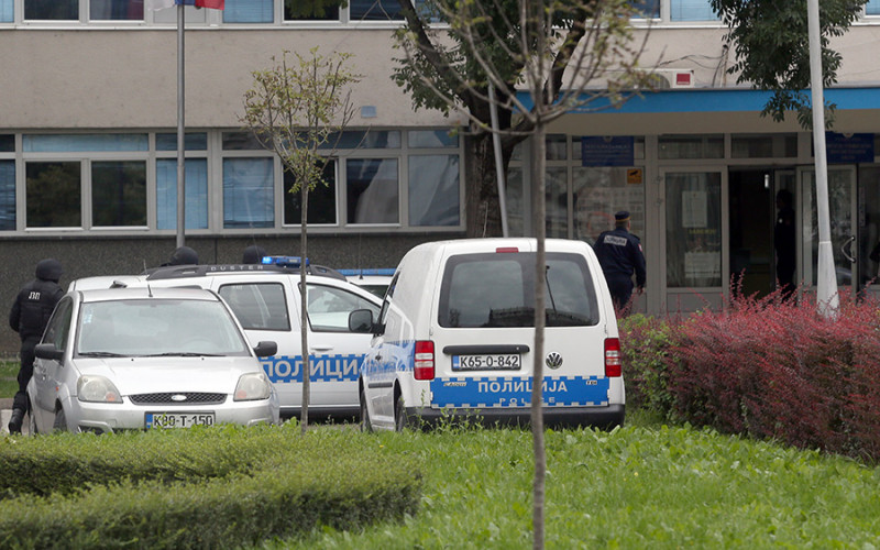 Zdrave smjestili među zaražene: Policija “pere ruke” od odgovornosti, upire prstom u portira