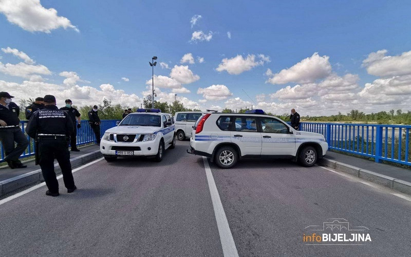 POLJOPRIVREDNICI PONOVO PROTESTUJU Blokada na graničnom prelazu Pavlović most /FOTO/