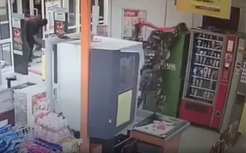 Za samo 20 sekundi ukrali bankomat i to pred radnicima (VIDEO)