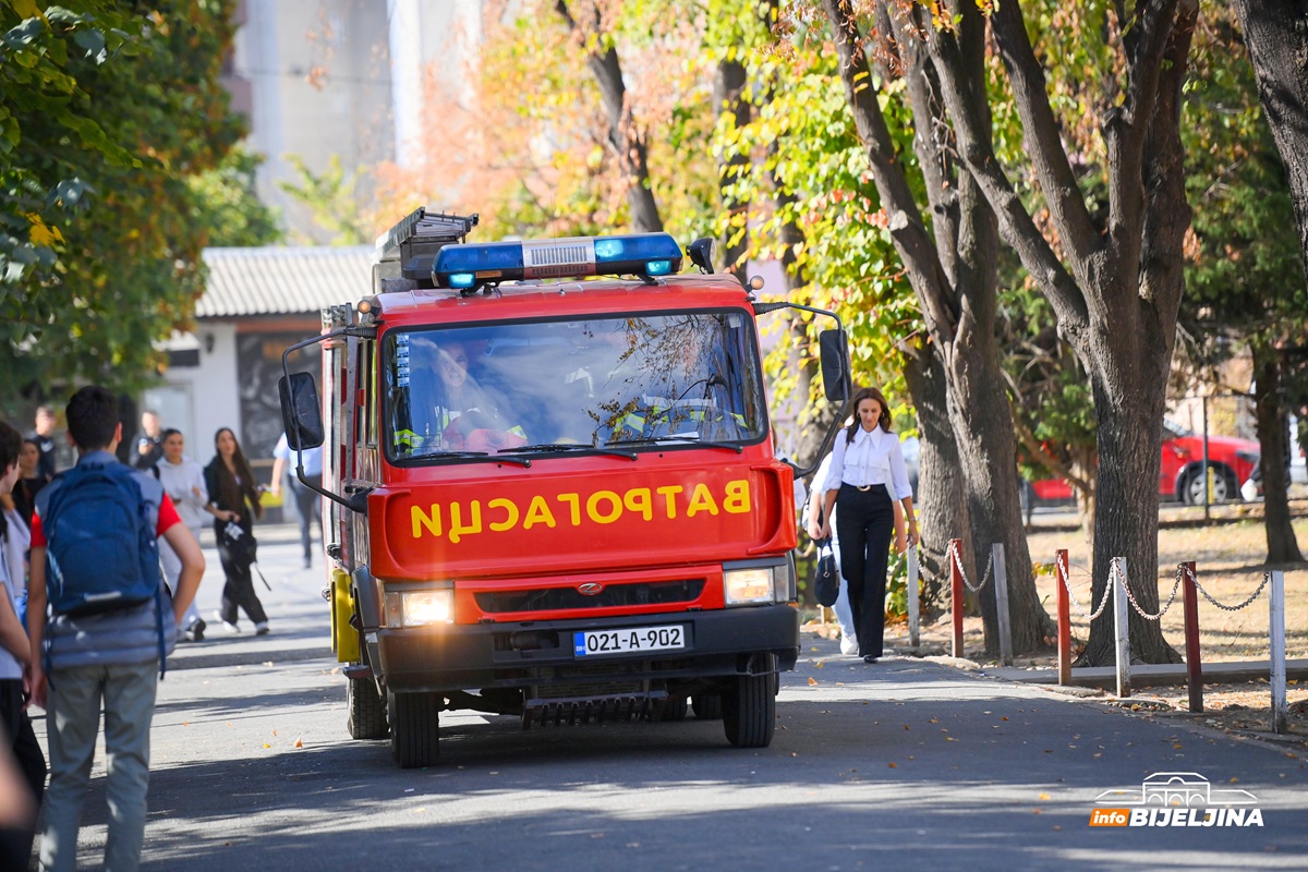 U školi u Bijeljini održana vježba: Ekspesna reakcija ljekara, vatrogasaca, policije... (FOTO)