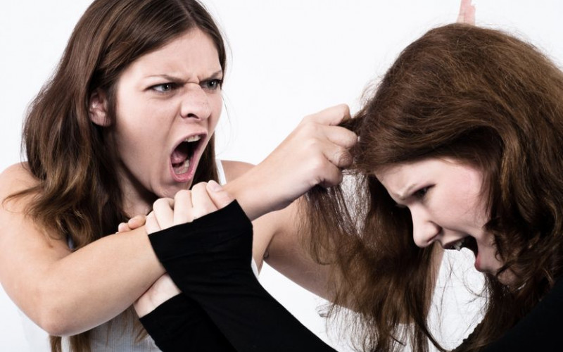 Incident usred grada: Djevojke se brutalno potukle zbog nadogradnje noktiju