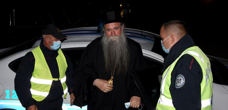 Episkopu Joanikiju i sedmorici sveštenika određen pritvor
