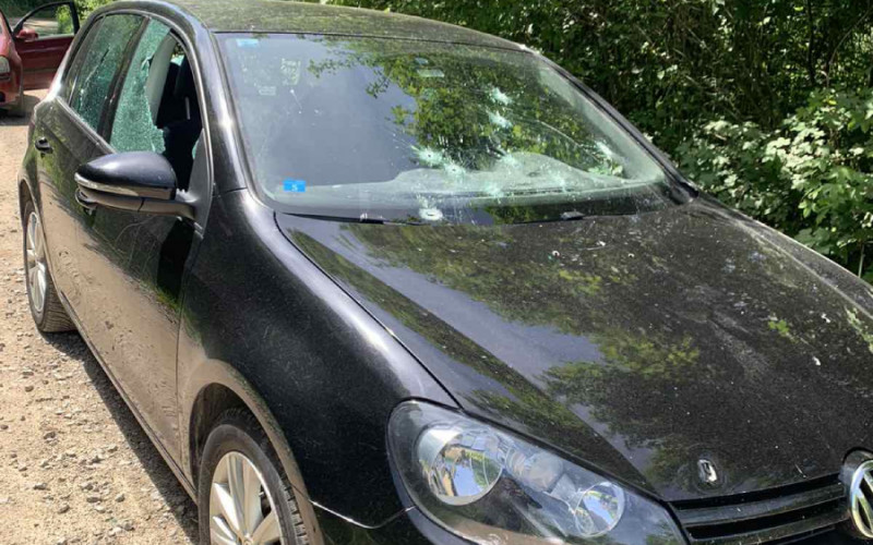 OVAKO IZGLEDA IZREŠETANI ĆULUMOV GOLF Na prednji dio vozila ispucano skoro deset metaka (FOTO)