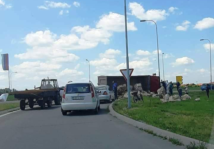 Nezgoda na ulazu u Bijeljinu, prevrnuo se kamion