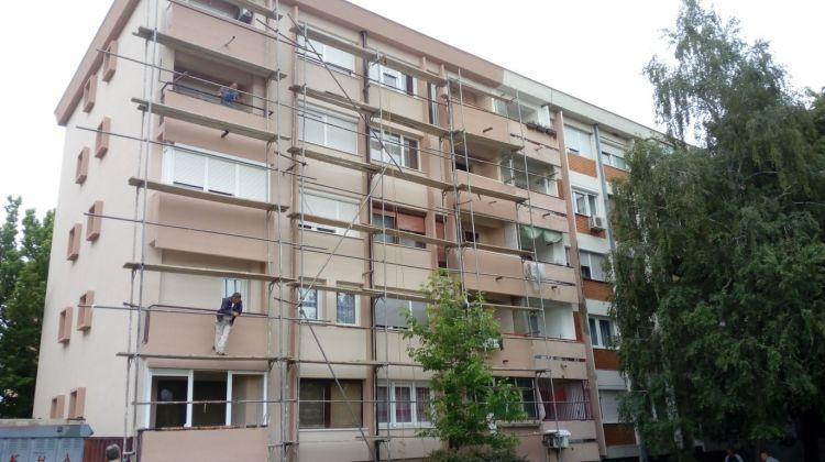 Komšijska nesloga u Bijeljini: Fasadu renoviraju na samo pola zgrade