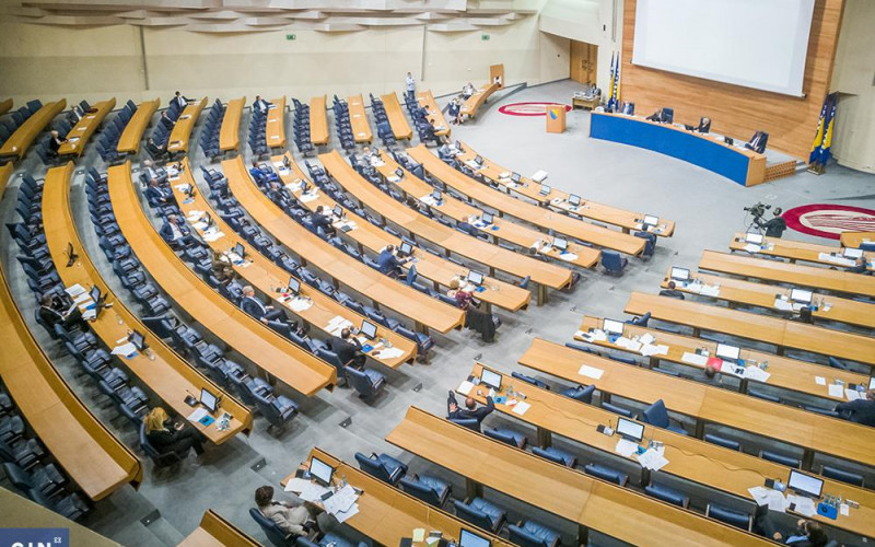 Parlamentarci imuni na virus štednje