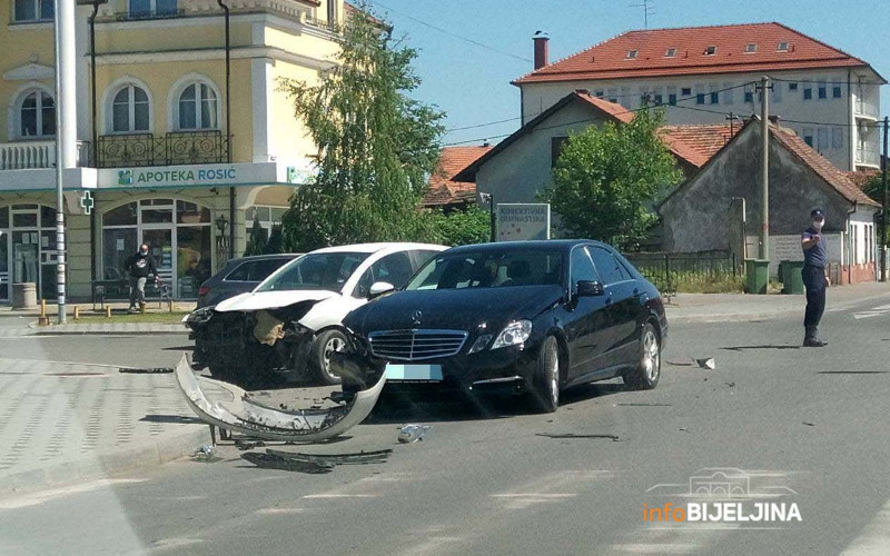 Sudar dva automobila u Bijeljini, saobraćaj usporen /FOTO/
