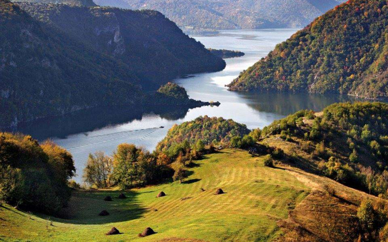 Političari na ljetovanje neće dalje od Srbije