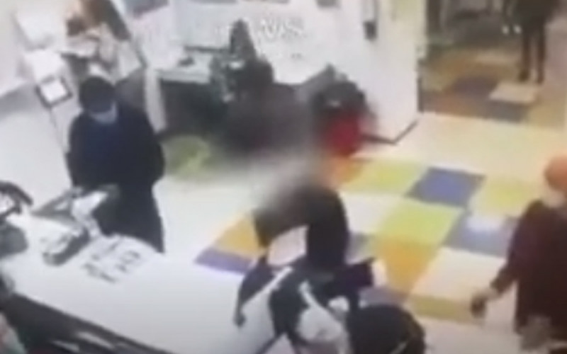 Žena se skinula u pošti i umjesto maske na glavu stavila gaćice (VIDEO)