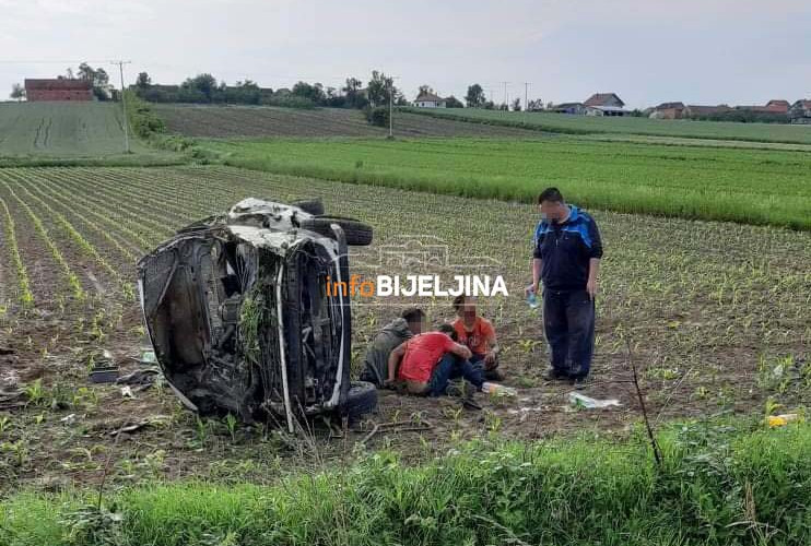 Nezgoda u Čađavici, golf sletio i prevrnuo se u njivi /FOTO/