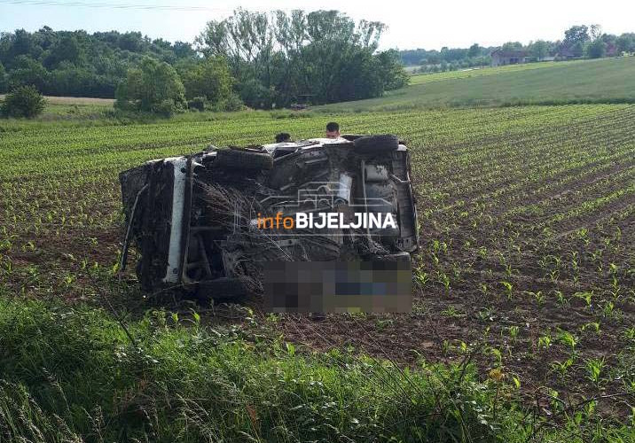 GOLF SLETIO I PREVRNUO SE U NJIVI Tri lica povrijeđena u nezgodi kod Bijeljine /FOTO/