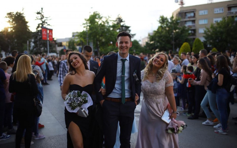 Svečane haljine i odijela čekaju bolja vremena