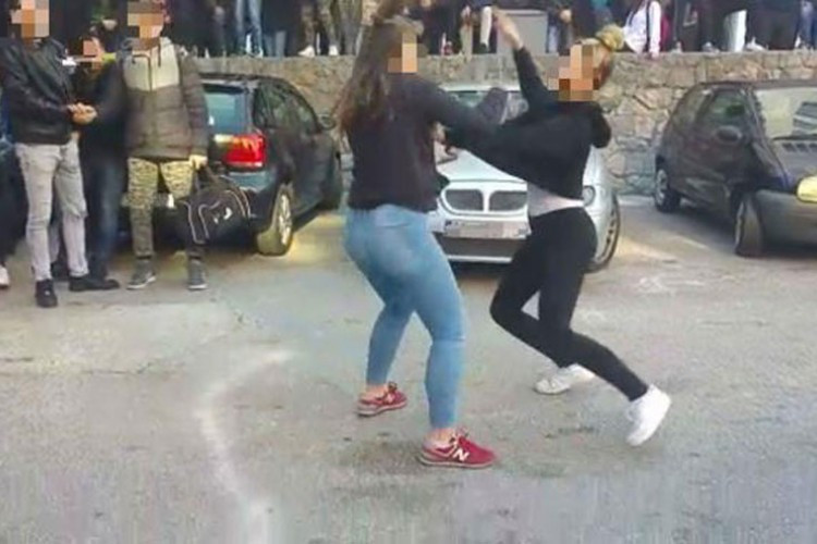 Dvije Zvorničanke u međusobnom obračunu oštetile šest vozila