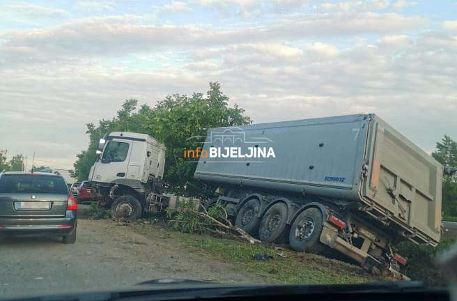 Sudar kamiona i dva automobila kod Lončara /FOTO/