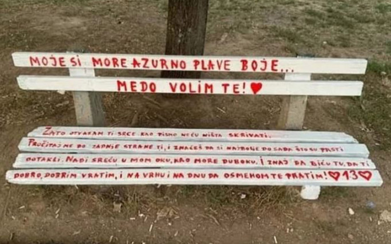 Iza emotivne poruke na klupi stoji predivna ljubavna priča mladog para