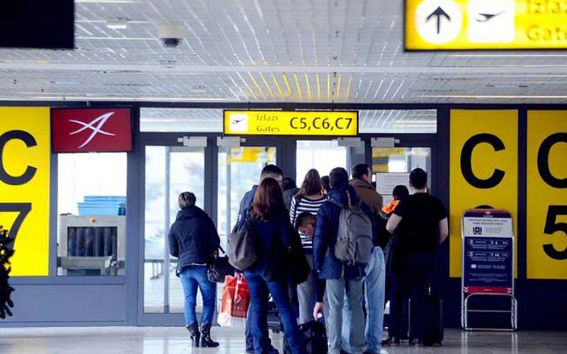 AERODROM U TUZLI PONOVO OTVOREN Putnici se ukrcavaju u avione pod posebnim mjerama
