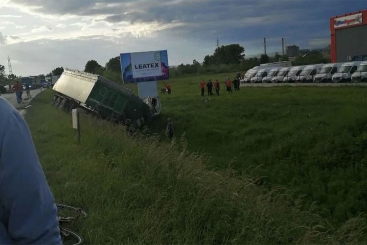 Tri osobe poginule u sudaru kamiona i dva auta