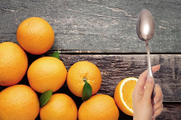 Oljuštite pomorandžu kašikom